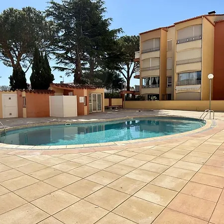 2 Pieces Avec Piscine, Parking, A 400m De La - - Fr-1-225-629 *
