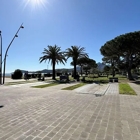 2 Pieces Avec Piscine, Parking, A 400m De La - - Fr-1-225-629 * أرجيليه- سور- مير